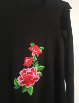 Vestido negro Breshka flores bordadas