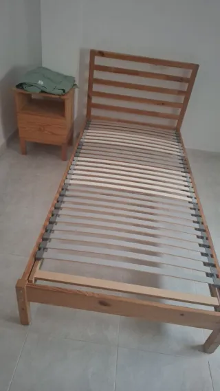Somier y mesita de noche de madera