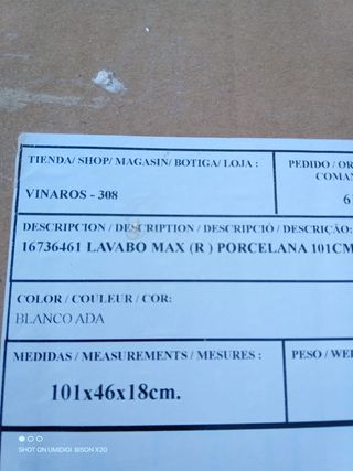 Mueble de baño con lavabo de porcelana sin grifo