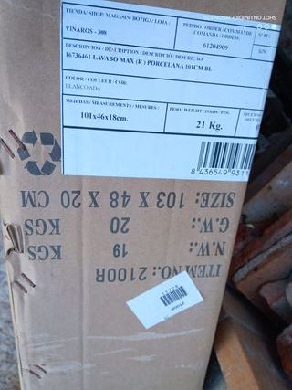 Mueble de baño con lavabo de porcelana sin grifo