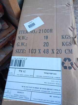 Mueble de baño con lavabo de porcelana sin grifo