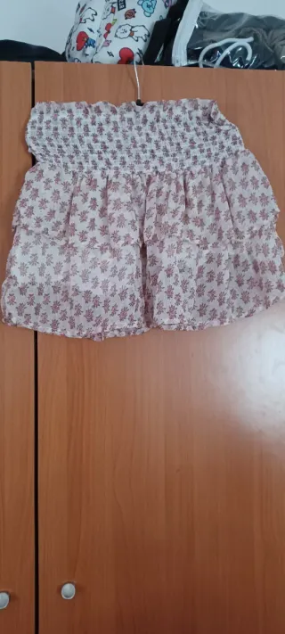 Falda corta con volantes y estampado floral