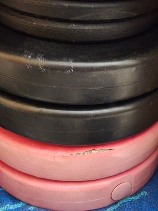 Rack + banco + 2 barras / mancuernas para gimnasio