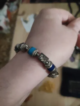 Pulsera rígida con abalorios