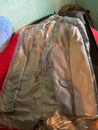 Traje de hombre plateado con corbata