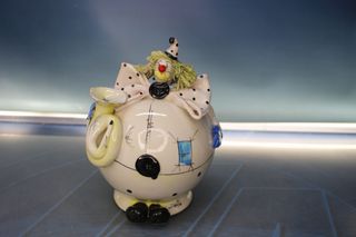 Porcelana Zampiva. Italia. Tarro y figura de payasos pelo espagueti.