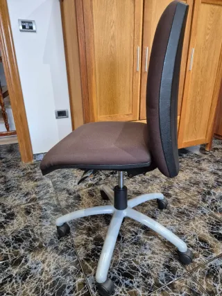Silla de oficina ergonómica sin brazos