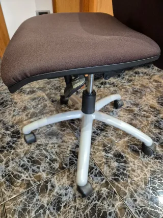 Silla de oficina ergonómica sin brazos