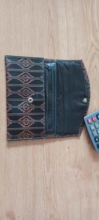 Cartera Billetero Cuero Negro y dibujos en marrón