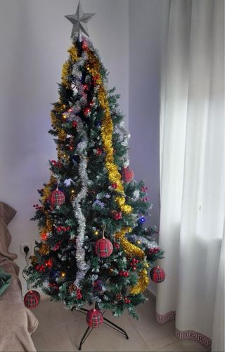 Árbol de Navidad con adornos