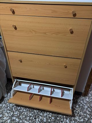 Zapatero de madera y plástico