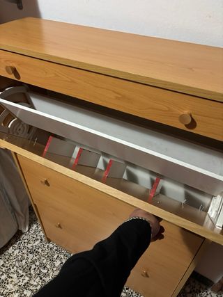 Zapatero de madera y plástico