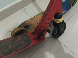 Due monopattini per bambini (rosso e verde)