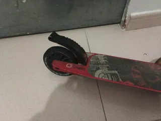 Due monopattini per bambini (rosso e verde)