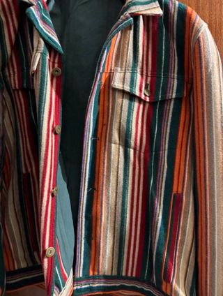 Casaco colorido com riscas