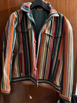 Casaco colorido com riscas