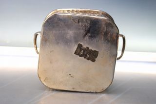 Curiosa cesta metal plateado con asas. Cuadrada.