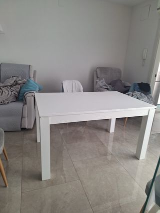 Mesa de comedor blanca de madera maciza