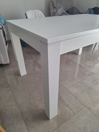 Mesa de comedor blanca de madera maciza