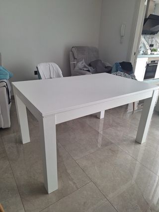 Mesa de comedor blanca de madera maciza