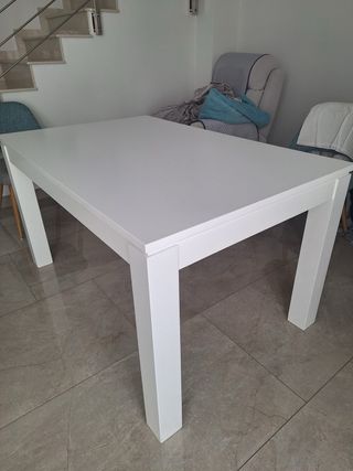 Mesa de comedor blanca de madera maciza