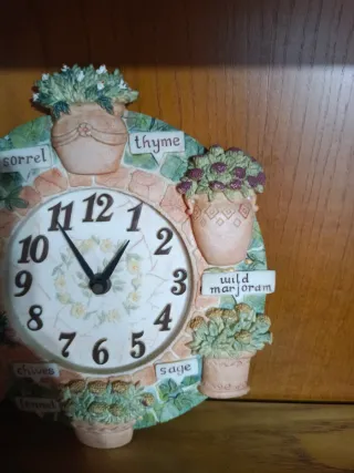 Reloj de pared decorativo con hierbas