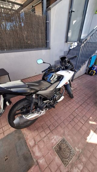 Moto Honda CB125F Negra y Blanca