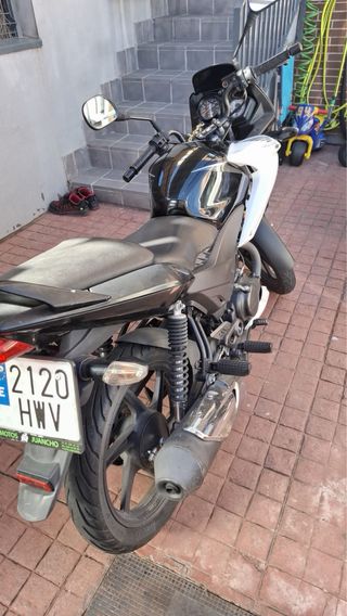 Moto Honda CB125F Negra y Blanca