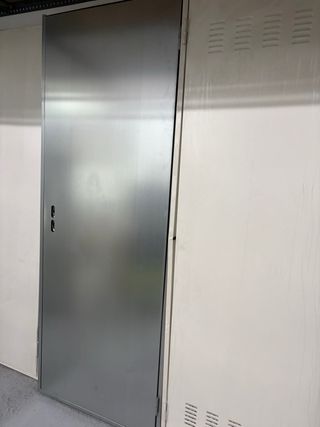 Puerta trastero metálica