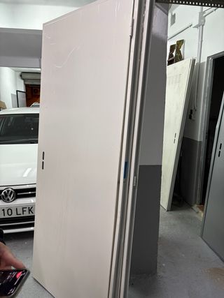 Puerta trastero metálica