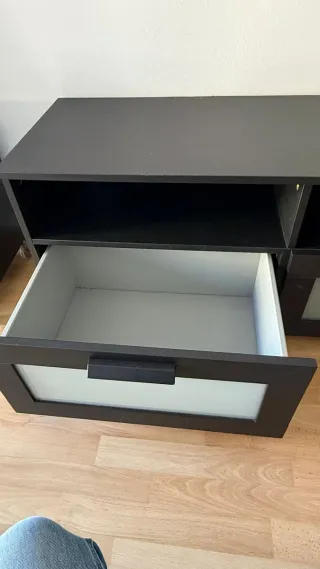 Mueble TV negro con puertas de cristal