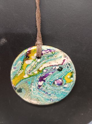 5 collares, colgantes diferentes, con material reciclado y cadena, observa las fotos