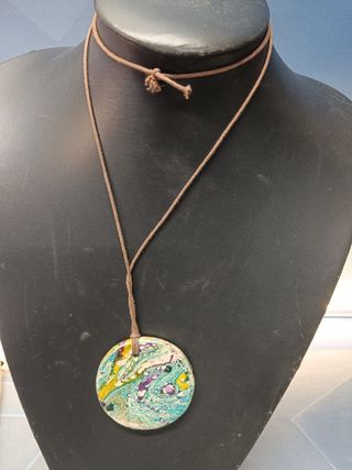 5 collares, colgantes diferentes, con material reciclado y cadena, observa las fotos