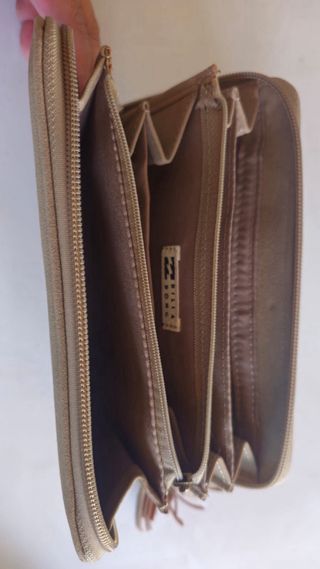 Cartera Billabong beige y gris con diseño floral