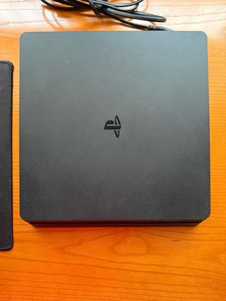 PS4 Slim 1TB + 3 Giochi