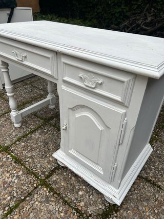 Escritorio antiguo blanco con almacenaje