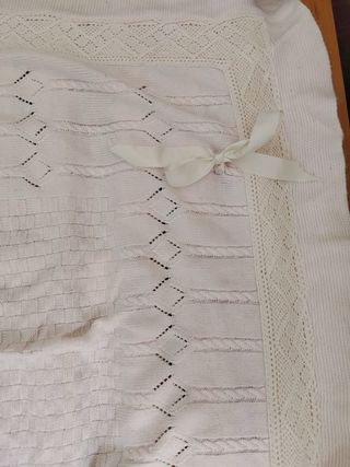 Toca de bebé de punto blanco