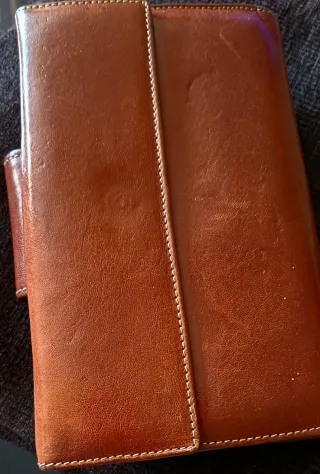 Bolso de mano de cuero marrón