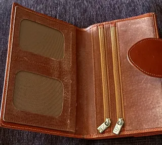 Bolso de mano de cuero marrón