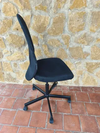 Silla giratoria de oficina negra