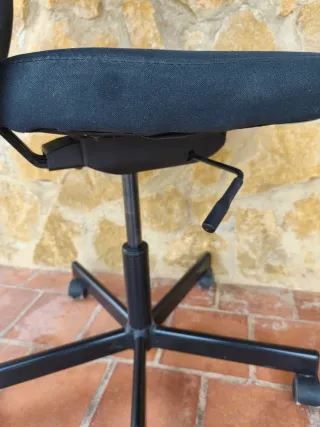 Silla giratoria de oficina negra
