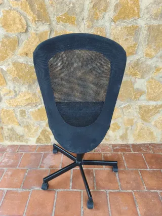 Silla giratoria de oficina negra