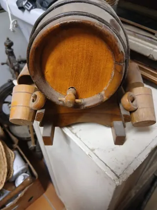 Barile in legno con e bicchierini