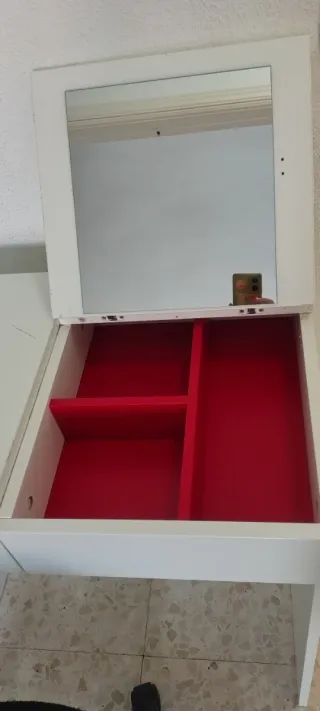 Tocador blanco Ikea con espejo, regalo la silla