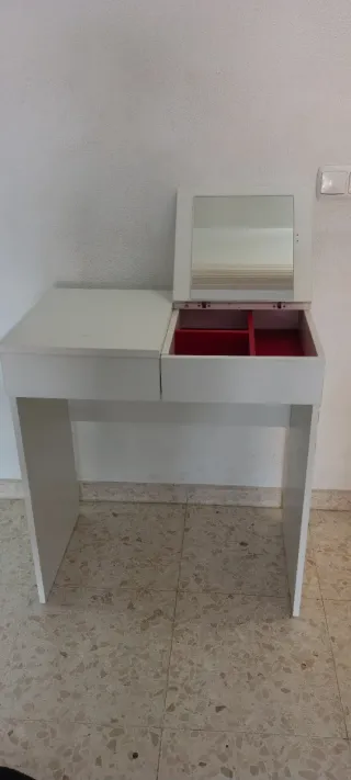 Tocador blanco Ikea con espejo, regalo la silla