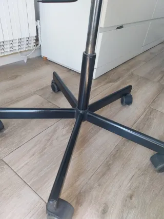 Silla de oficina blanca con ruedas