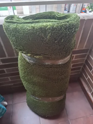 Alfombra de lana verde echa a mano