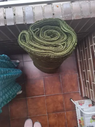 Alfombra de lana verde echa a mano