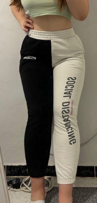 Pantalones de chándal blancos y negros