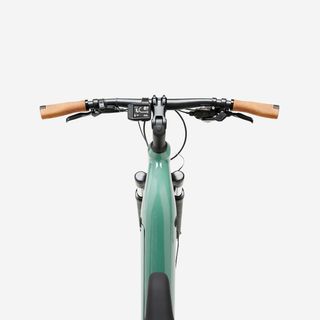 Bicicleta eléctrica trekking motor central cuadro bajo